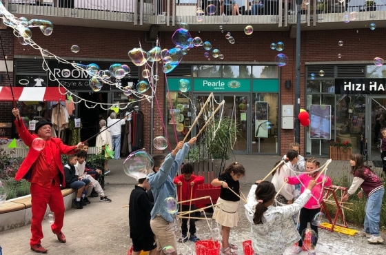 kinderen maken zelf zeepbellen in het winkelcentrum van Assendelft