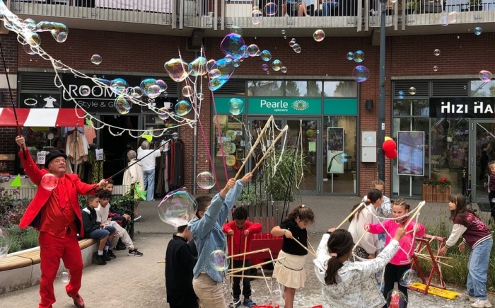 kinderen maken zelf zeepbellen in het winkelcentrum van Assendelft