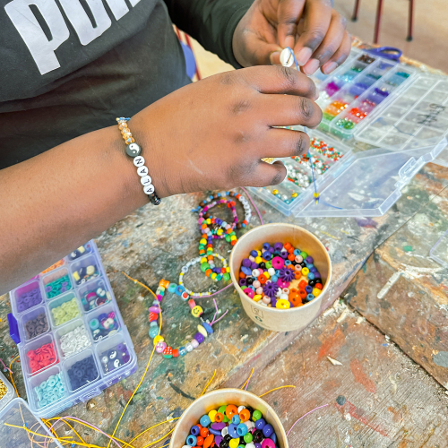 Maak Samen Herinneringen: Vriendschapsbandjes Workshop voor Kinderen & Jongeren