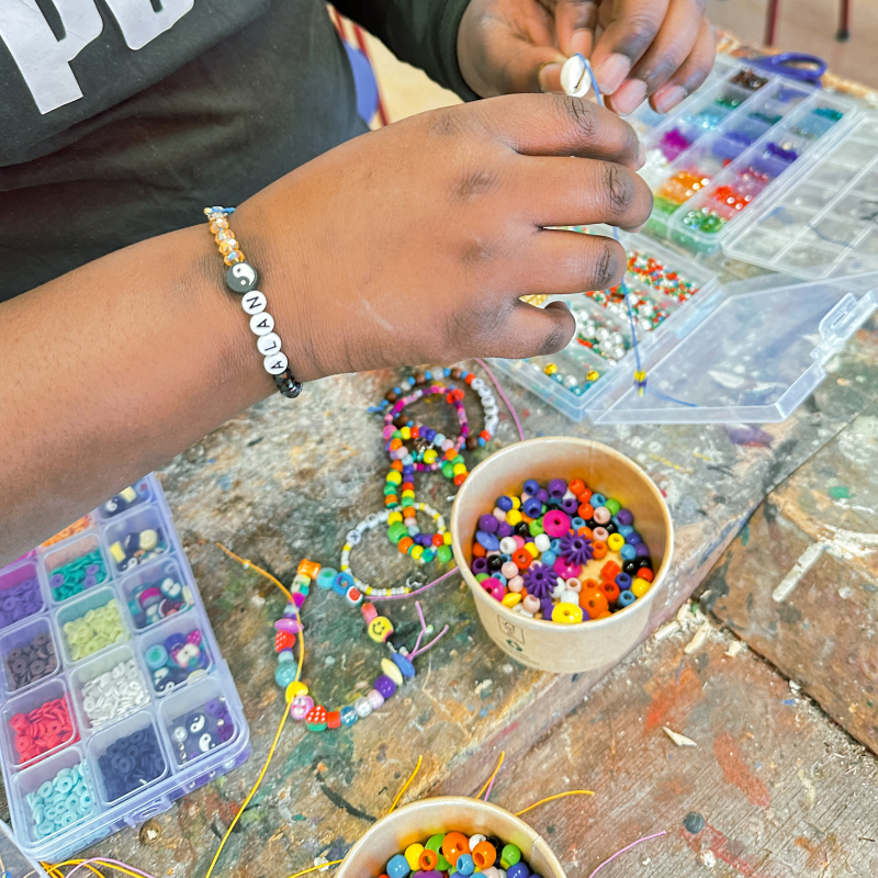 Vriendschapsarmbandjes maken op evenementen creatieve activiteiten
