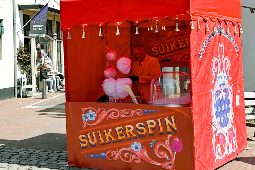 Een opvallende rode circustent met suikerspinnen