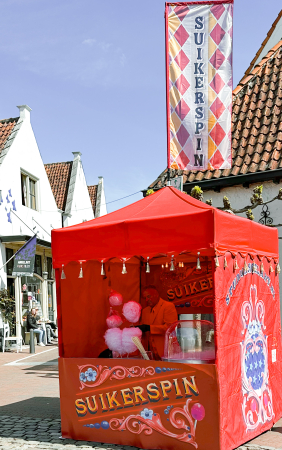 Rode suikerspin tent van Herman voor elk evenement en festival met personeel in rood pak