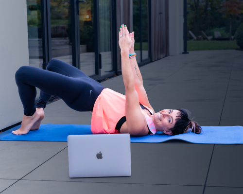vrouw die een barre workout buiten in de tuin aan het doen is