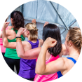 vrouwen die krachtig zijn door korte trainingen