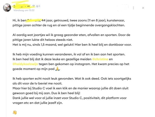vrouw die helemaal happy is met thuis sporten