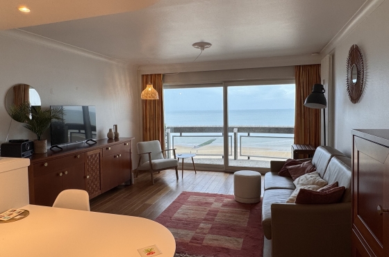 Foto van de studio met he tzeezicth op de achtergron