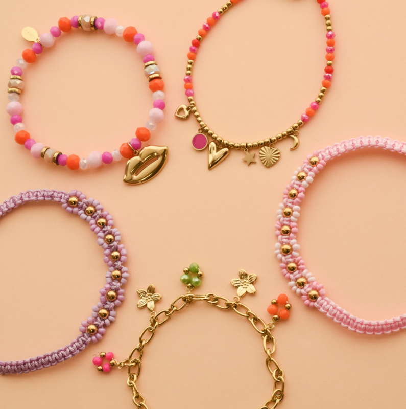 Verschillende roze en gouden armbandjes