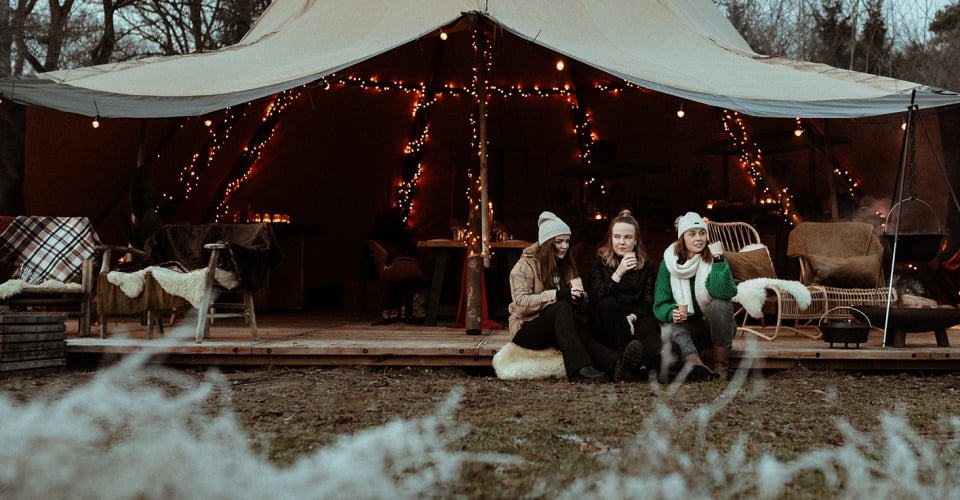 buiten-vergaderen-in-een-tipi