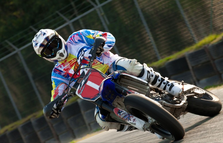 slidend-op-zijn-supermoto-beheerst-8-voudig-kampioen-supermoto-marcel-van-drunen-deze-techniek-als-geen-ander