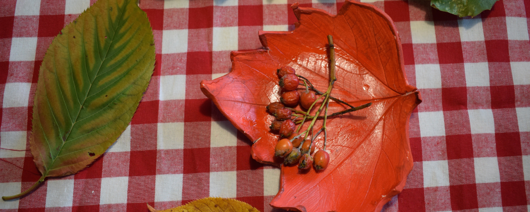 Knutselen herfst: herfstblaadjes op een schaaltje