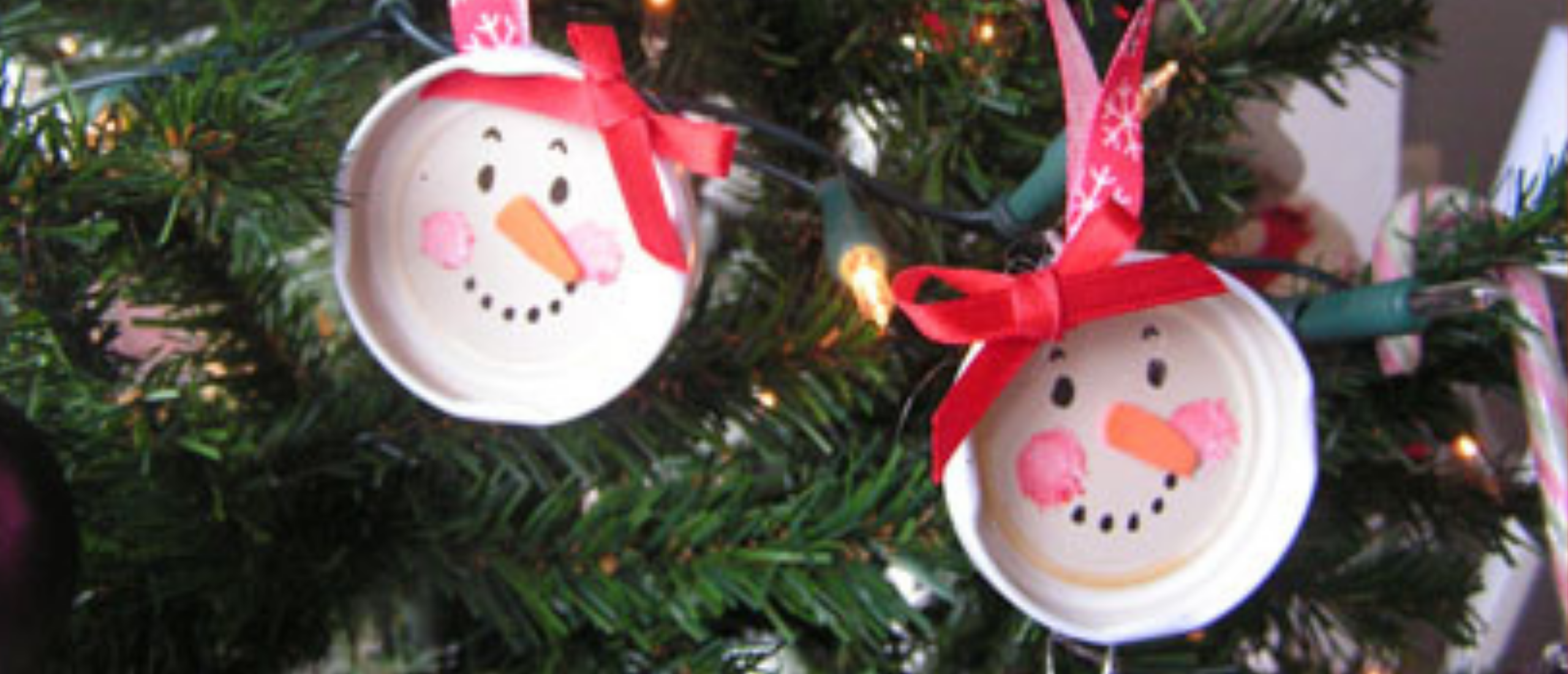 Kerst knutselen: vrolijke hangers voor in de kerstboom