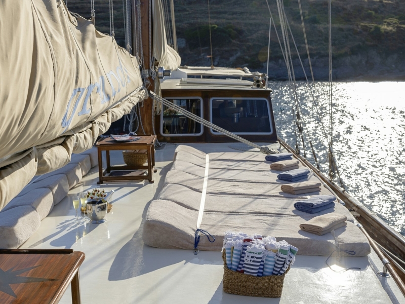 op het zeilschip Grandi liggen 12 zachte matrassen op het zonnedek