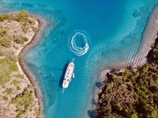 blue cruise baai dronefoto SWS Sailing
