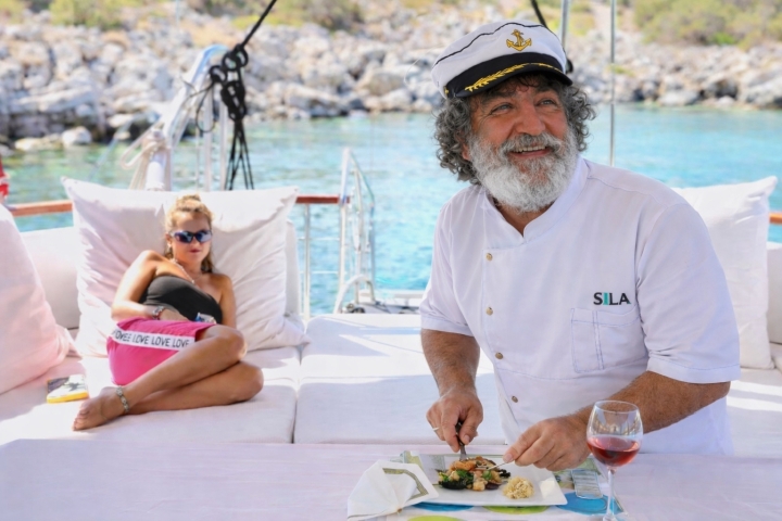 Service, gastvrijheid, kleinschalig en persoonlijke aandacht staan centraal aan boord bij SWS Sailing