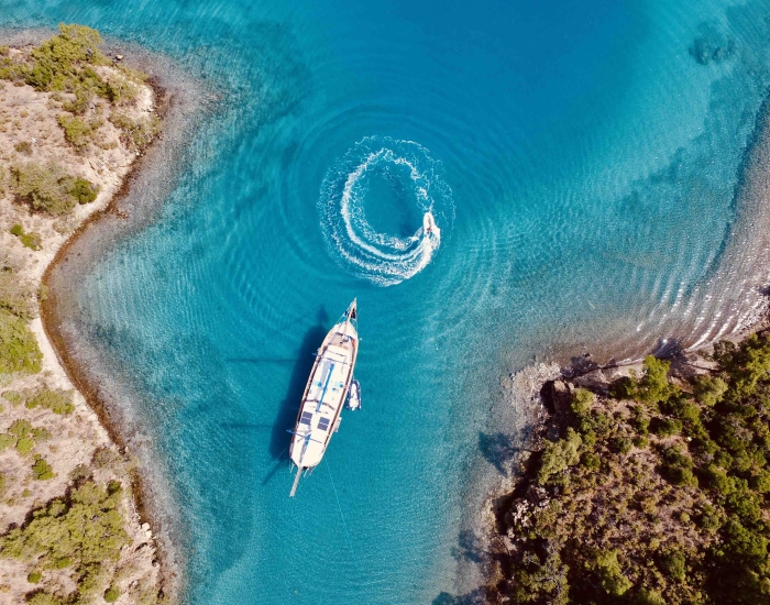 blue cruise baai dronefoto SWS Sailing