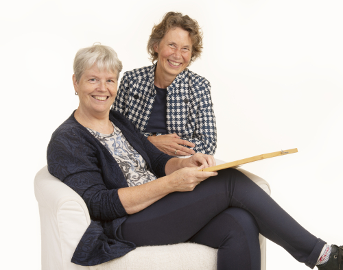 Jorien en Margit van Taalkanjer met een letterdoos