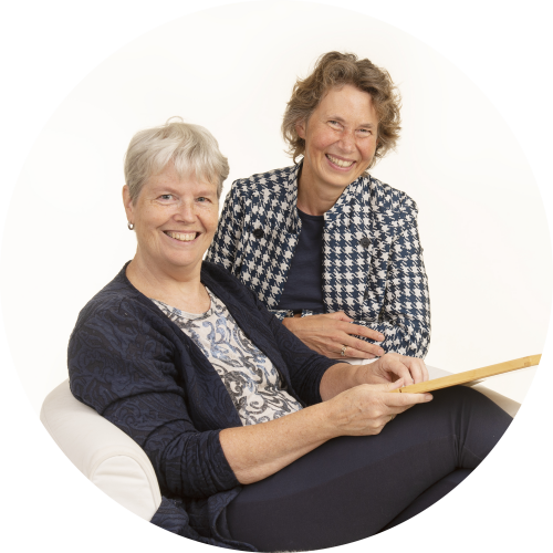 Jorien en Margit van Taalkanjer met een letterdoos