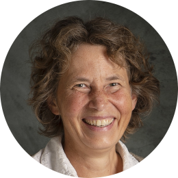 Margit met donkere achtergrond