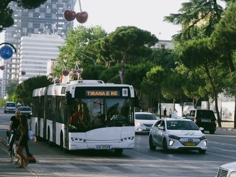 De Bussen in Albanië zijn niet perfect, maar ook niet zo oud als in landen als Ukraine of Belarus. Je kunt makkelijk van A naar B reizen!