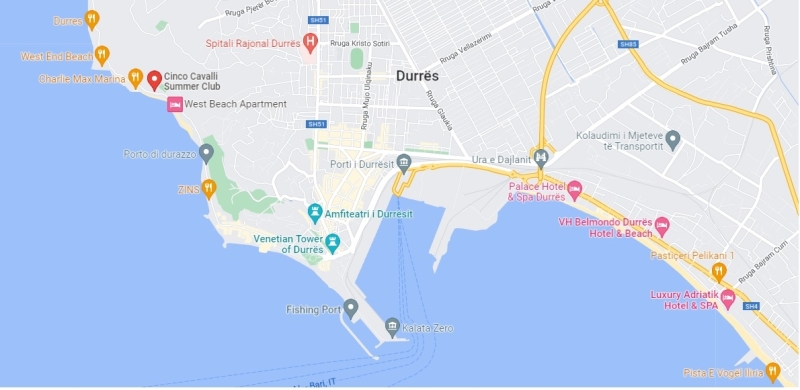 De Cinco Cavalli Club in Durres is een nachtclub waar veel jonge mensen komen feesten. Het ligt bij het strand en is zowel een beachclub als een nachtclub.