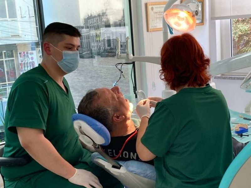 Evan kwam naar onze kaakchirurgie kliniek in Albanië voor gebitsrenovatie