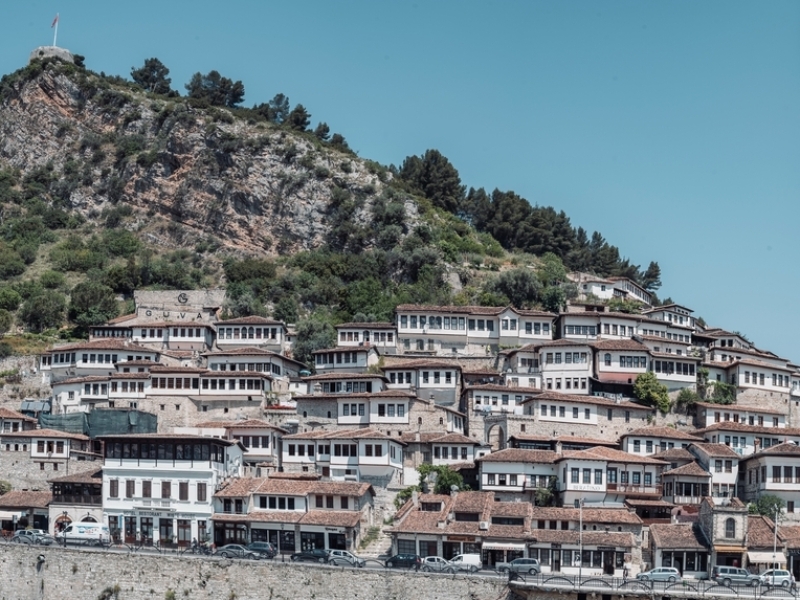 De huizen in Albanië zijn er in alle vormen  en maten! Er zijn kleine dorpjes in de bossen en grote steden met flats!