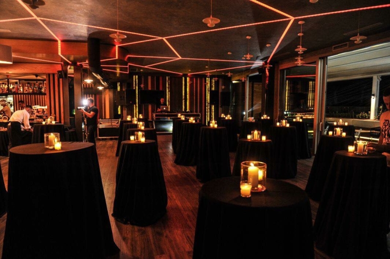 Posh Lounge verandert s'nachts in een wilde dans arena waar Albanezen en Toeristen uit hun dak gaan.