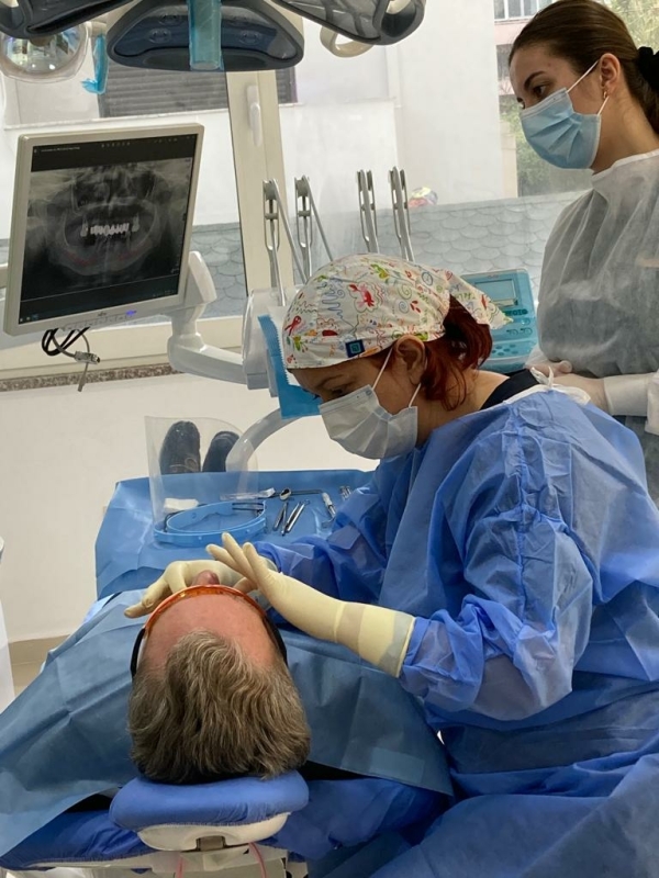 Tandartsbezoek met narcose kan toegepast worden op behandelingen zoals tand extractie; het trekken van alle tanden en implantaatbehandelingen. In dit artikel lees je hoe het werkt!