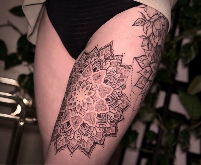 mandala tattoo op bovenbeen