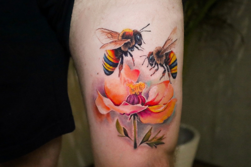 Vitruvian tattoo Genk realisme bijen in kleur