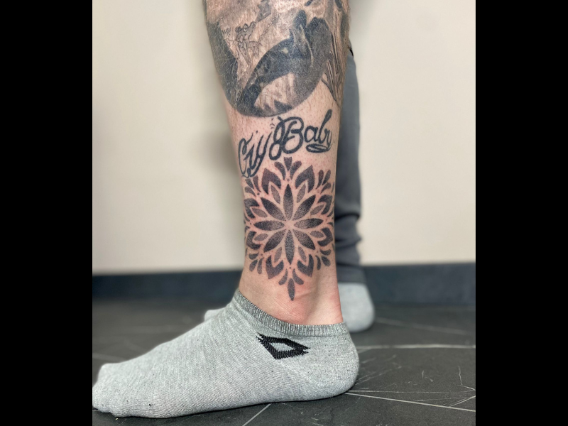 dotwork tattoo alphen aan den rijn