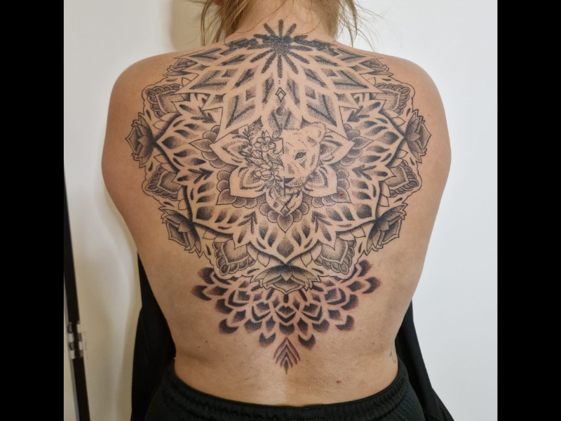 Dotwork mandala tattoo op rug