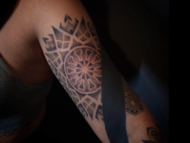 Dotwork mandala tattoo op arm