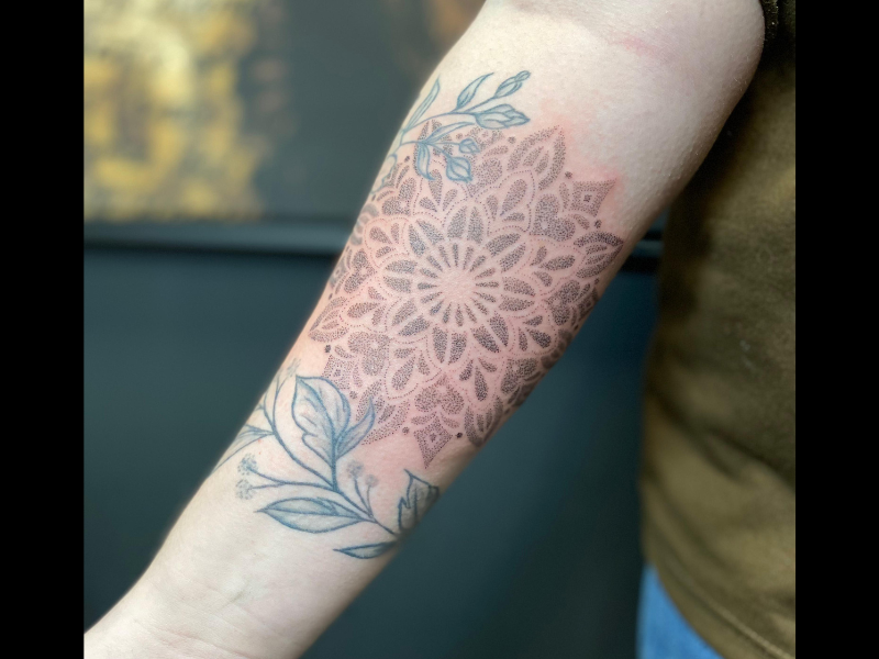 dotwork tattoo alphen aan den rijn op arm