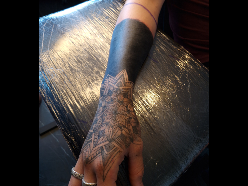 Geometrie tattoo op arm en blackwork tattoo