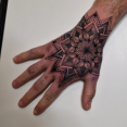 Geometrie tattoo op hand