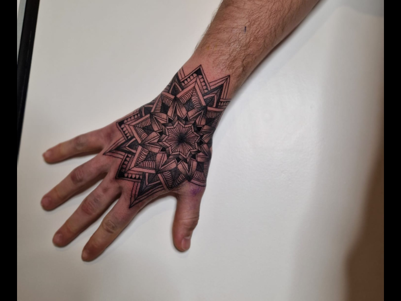Geometrie tattoo op hand