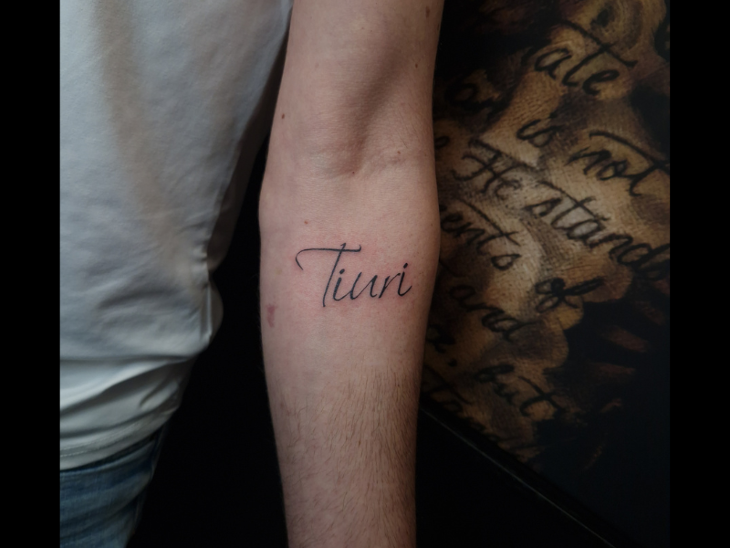 Lettering tattoo op onderarm