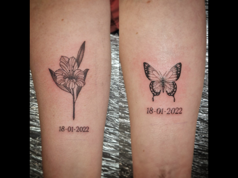 micro realisme tattoo bloem en vlinder