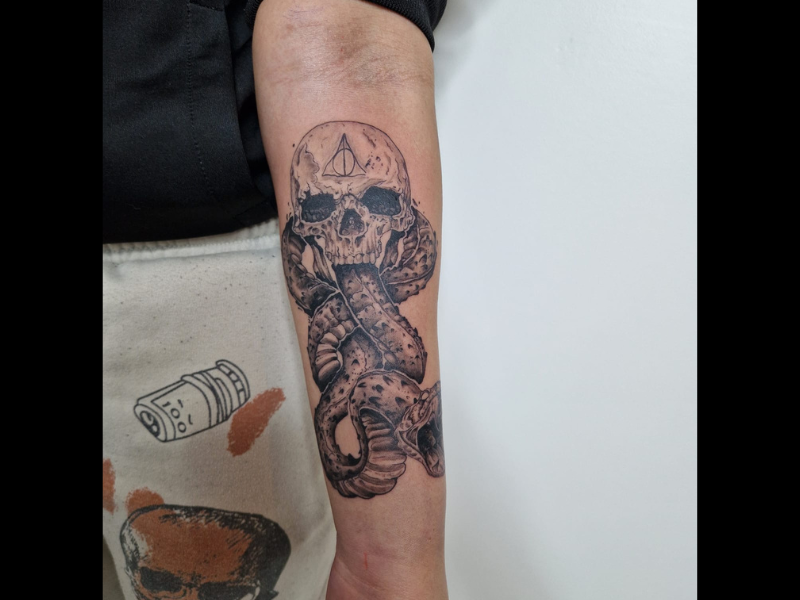 Realisme tattoo skull en slang harry potter