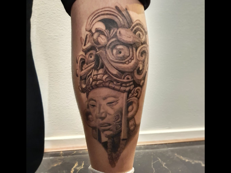 Realisme tattoo maya priester
