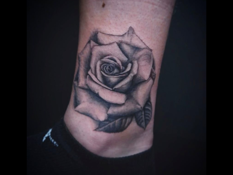 Realisme tattoo van roos