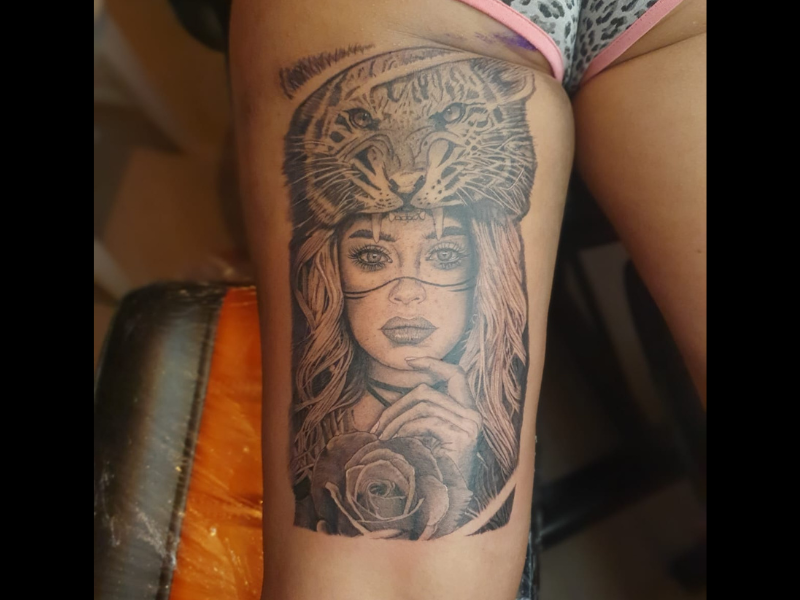 Realisme tattoo vrouw met tijger