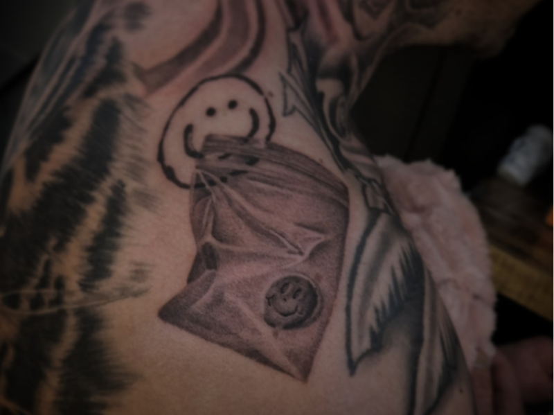 realisme tattoo zakje met smiley