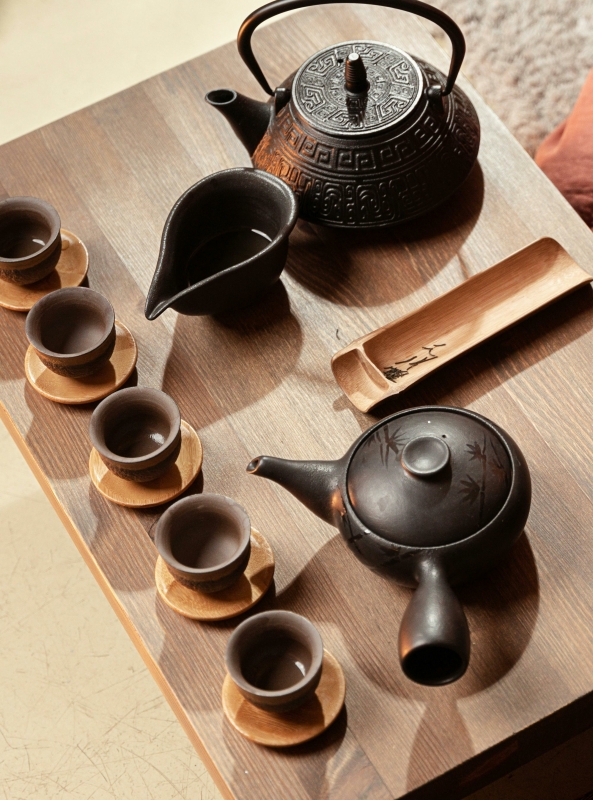 Thee ritueel met kopjes en thee potjes