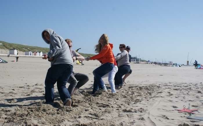 touwtrekken op het strand van texel