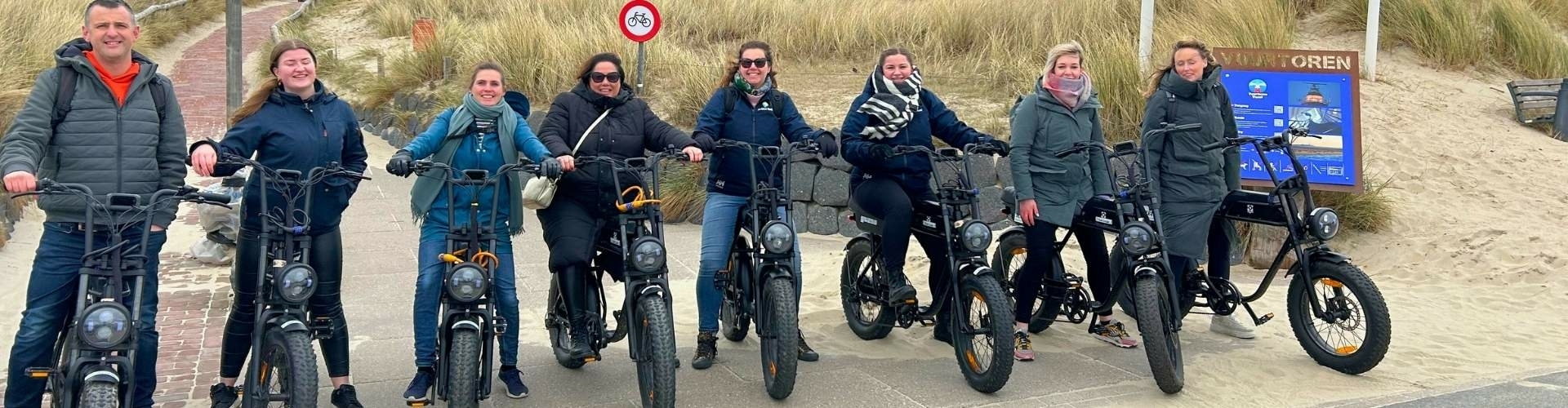 E-chopper tour bij de vuurtoren tijdens afdelingsuitje op Texel groep collega’s op e-choppers bij de vuurtoren van Texel tijdens een afdelingsuitje