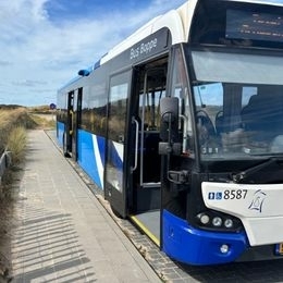 Bus voor snel groepsvervoer op Texel Texeltours bus met ruime instap voor snel groepsvervoer op Texel