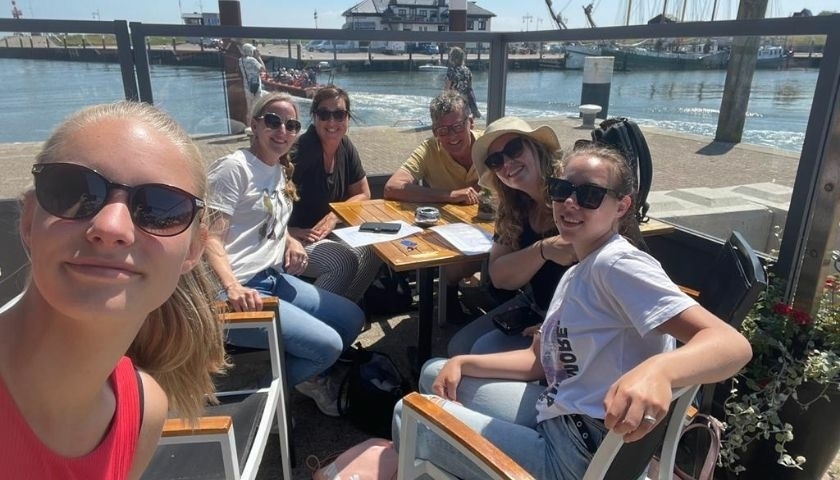 Groep deelnemers tijdens het Crazy 88 eilandspel op Texel op een terras in de haven