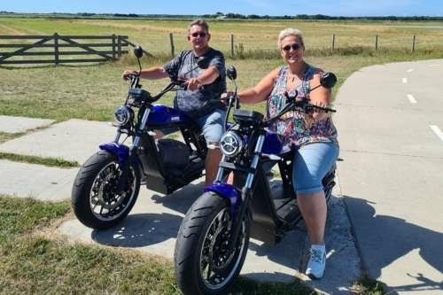 Stel op e-choppers op Texel in de duinen tijdens een zonnige rit